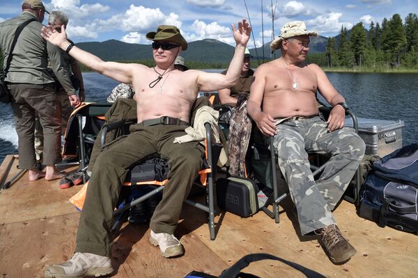 Президент РФ Владимир Путин и министр обороны РФ Сергей Шойгу во время рыбалки на каскаде горных озер в Республике Тыва
