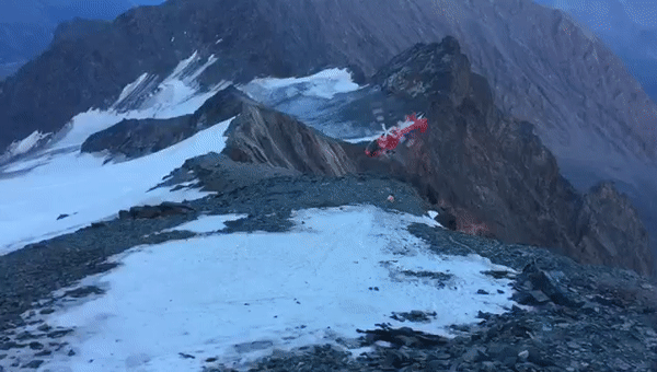 Спасательный вертолет разбился в Альпах, пытаясь эвакуировать альпиниста