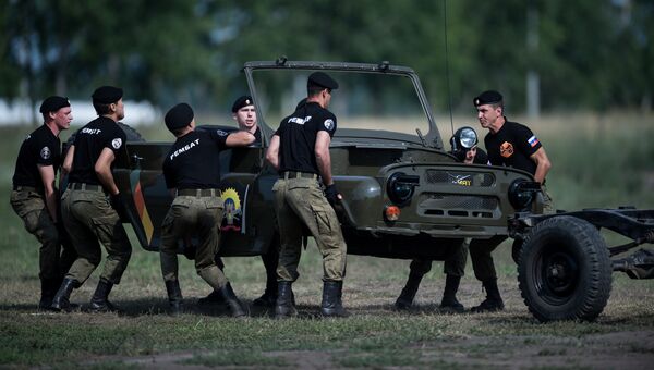 Курсанты ВА МТО во время разборки автомобиля УАЗ. 5 августа 2017
