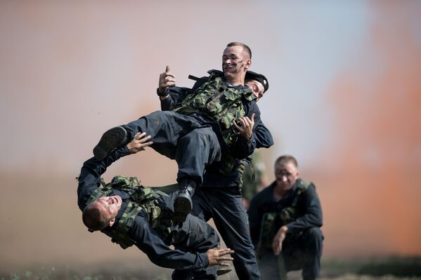 Военнослужащие во время показательных выступлений на полигоне Омского автобронетанкового инженерного института