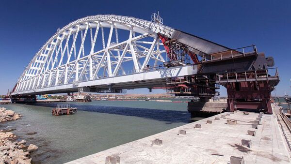 Снятие со стапеля железнодорожного арочного пролета Крымского моста. 5 августа 2017. Архивное фото