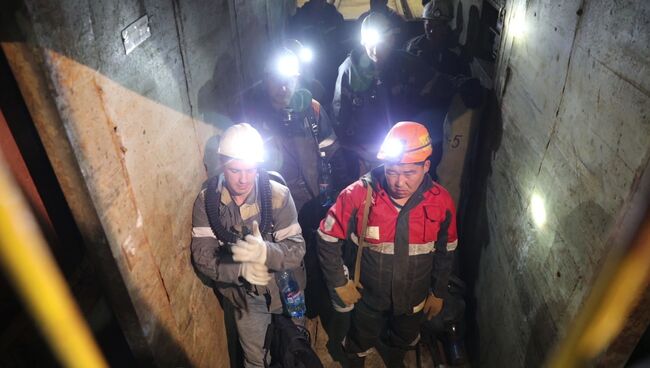 Отряд горноспасателей спускается в шахту Мир. 5 августа 2017
