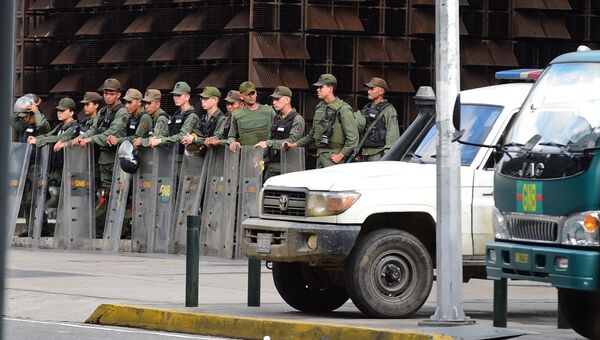 Бойцы Национальной гвардии возле здания генпрокуратуры в Каракасе. Архивное фото
