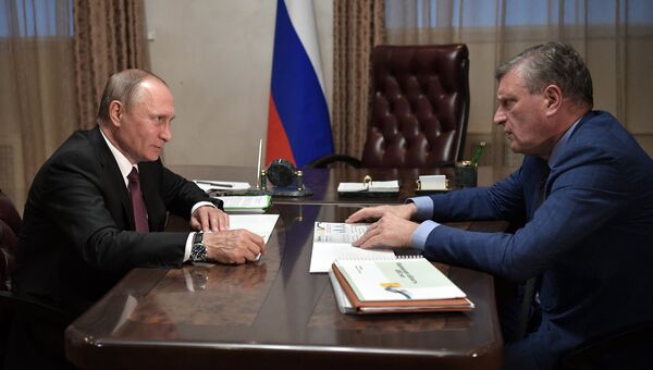 Владимир Путин во время встречи с временно исполняющим обязанности губернатора Кировской области Игорем Васильевым. 5 августа 2017