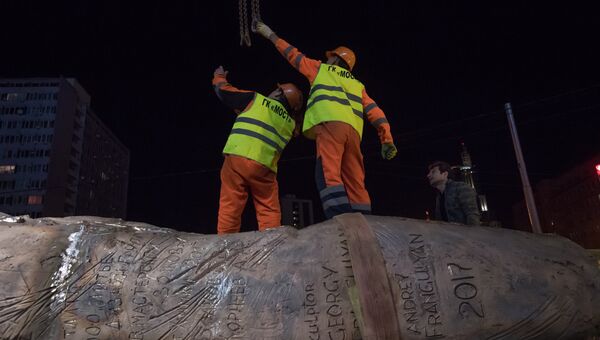 Рабочие выгружают элементы конструкции монумента Стена скорби