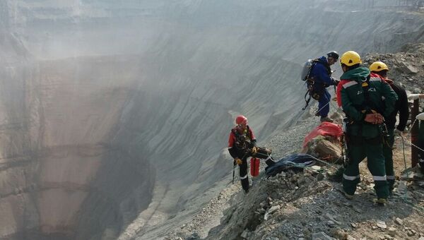 Промышленные альпинисты приступили к работе на руднике Мир. Архивное фото