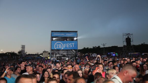 Зрители во время выступления группы СерьГа на концерте в первый день музыкального фестиваля ZBFest