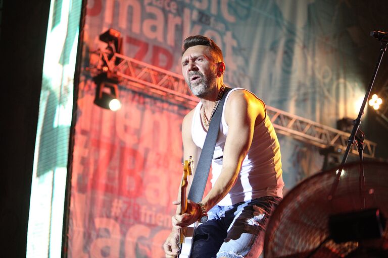 Лидер группы Ленинград Сергей Шнуров на концерте во второй день музыкального фестиваля ZBFest Лидер группы Ленинград Сергей Шнуров на концерте во второй день музыкального фестиваля ZBFest