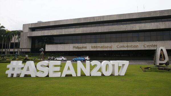 Логотип АСЕАН рядом с местом проведения регионального форума Ассоциации государств Юго-Восточной Азии, 2017
