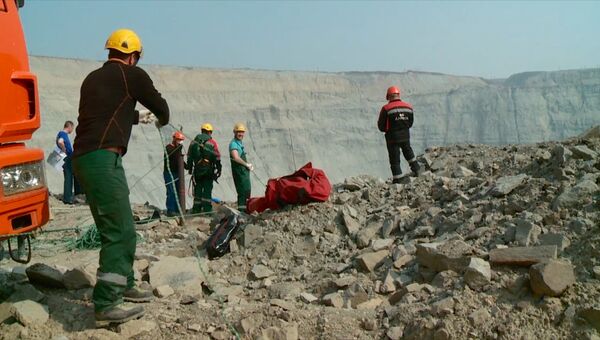 Альпинисты спустились на дно шахты Мир чтобы найти заблокированных горняков