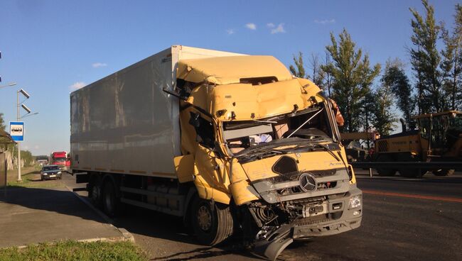 Автомобиль на месте обрушение пешеходного надземного моста на трассе М-7 Волга во Владимирской области. 6 августа 2017