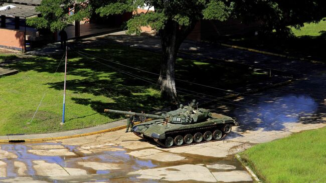 Танк Венесуэльской национальной армии на территории военной базы Парамакай в Венесуэле