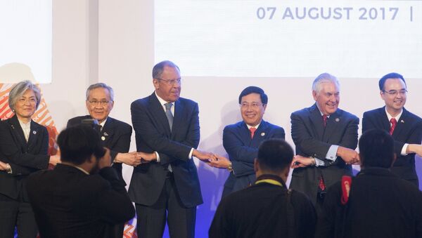 Министр иностранных дел РФ Сергей Лавров  во время церемонии совместного фотографирования с министрами иностранных дел стран-участниц АСЕАН в рамках АСЕАН в Маниле. 7 августа 2017
