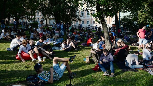 Москвичи отдыхают в Ильинском сквере. Архивное фото