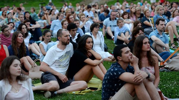 Зрители на концерте в Ботаническом саду МГУ Аптекарский огород в Москве. Архивное фото