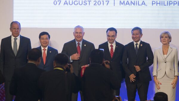 Министр иностранных дел РФ Сергей Лавров и госсекретарь США Рекс Тиллерсон  во время церемонии совместного фотографирования с министрами иностранных дел стран-участниц АСЕАН в Маниле. 7 августа 2017
