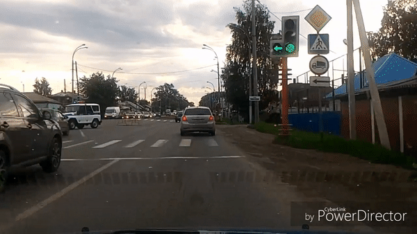 В Кемерово столкнулись легковой автомобиль и бронетранспортер. Скриншот видео
