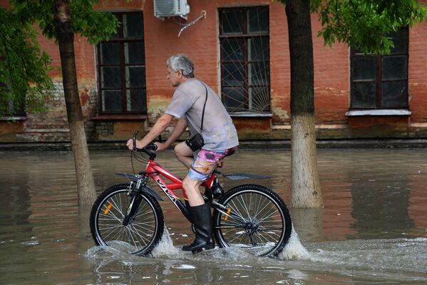 Мужчина на затопленной улице Уссурийска. 7 августа 2017