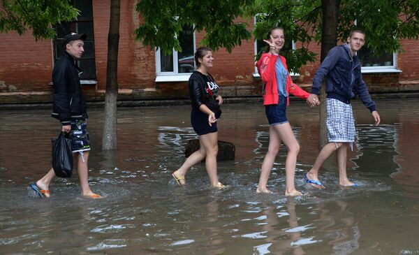 Молодежь на затопленной улице Уссурийска. 7 августа 2017