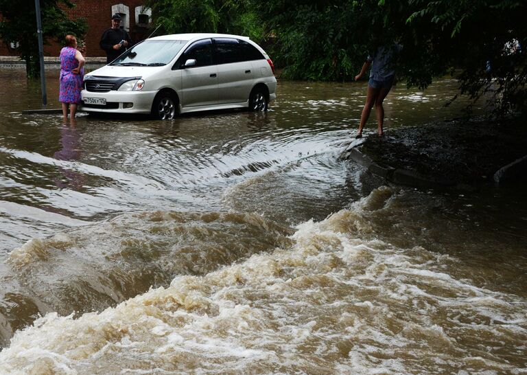 Потоки воды на затопленной улице Уссурийска. 7 августа 2017