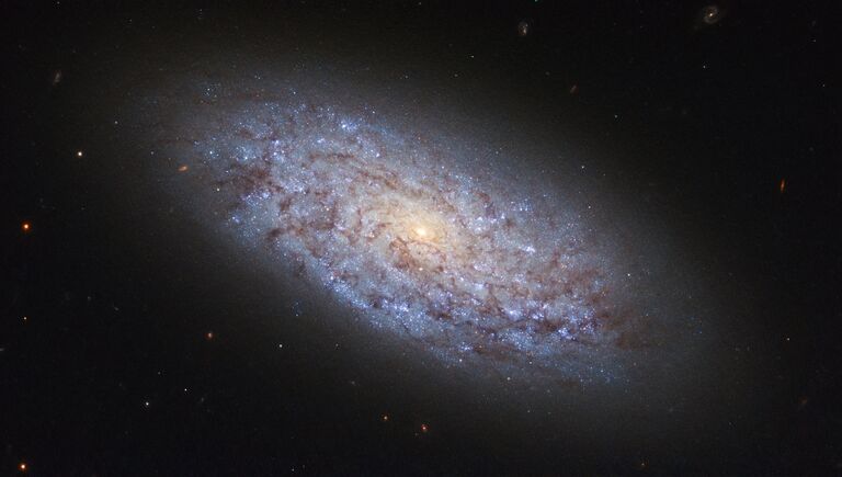 Галактика NGC 5949 в созвездии Дракона, нарушающая законы распределения темной материи