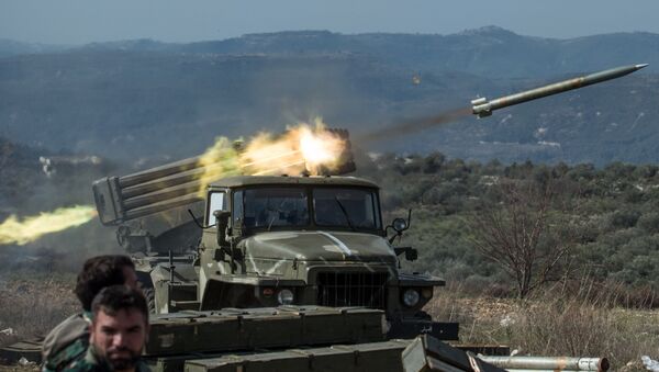 Артиллеристы сирийской армии стреляют с применением систем залпового огня Град. Архивное фото