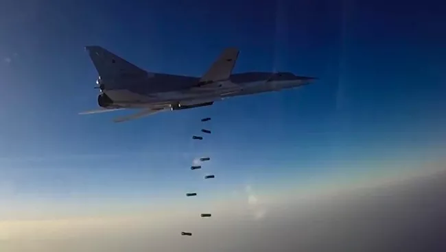 Дальний бомбардировщик ВКС РФ Ту-22М3 во время нанесения бомбовых авиаударов по объектам ИГ в провинциях Алеппо, Дейр-эз-Зор и Идлиб в Сирии. Архивное фото