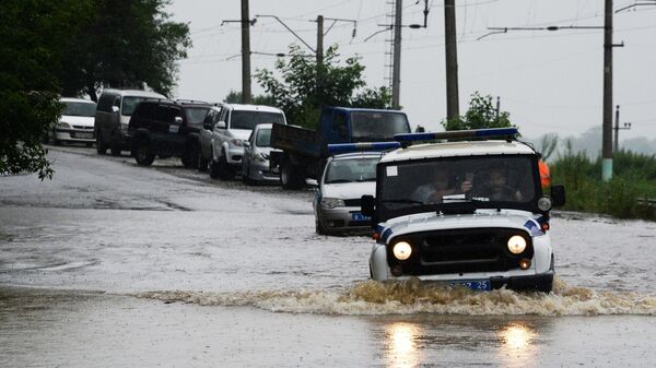 Автомобили на затопленной улице в Приморье