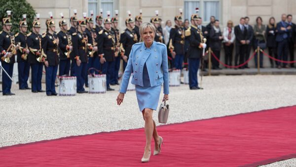 Супруга избранного президента Франции Эммануэля Макрона Брижит на церемонии инаугурации в Париже
