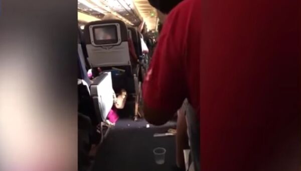 На борту American Airlines 10 человек пострадали из-за турбулентности. Скриншот с видео