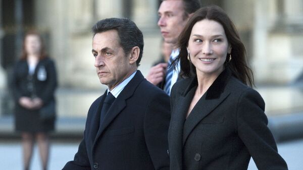 Президент Франции Николя Саркози с супругой Карлой Бруни-Саркози у Лувра на улице Парижа. 2 марта 2010