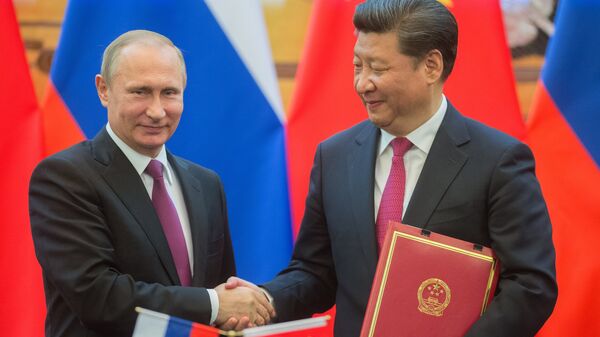Президент России Владимир Путин (слева) и председатель Китайской Народной Республики (КНР) Си Цзиньпин. Архивное фото