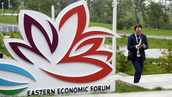 Логотип Восточного экономического форума на территории Дальневосточного федерального университета на острове Русский во Владивостоке