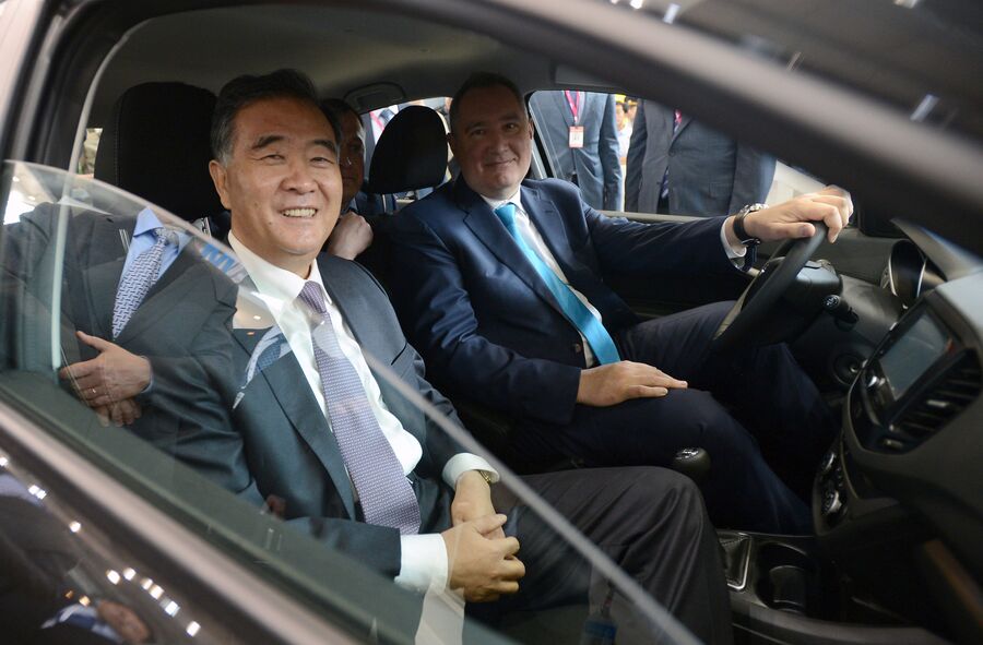 Заместитель председателя правительства РФ Дмитрий Рогозин и вице-премьер Госсовета КНР Ван Ян в автомобиле Lada Vesta