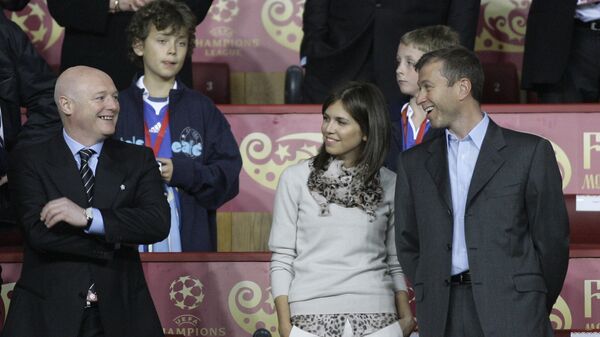 Бизнесмен Роман Абрамович, его жена Дарья Жукова и генеральный директор Челси Питер Кеньон. 2008 год