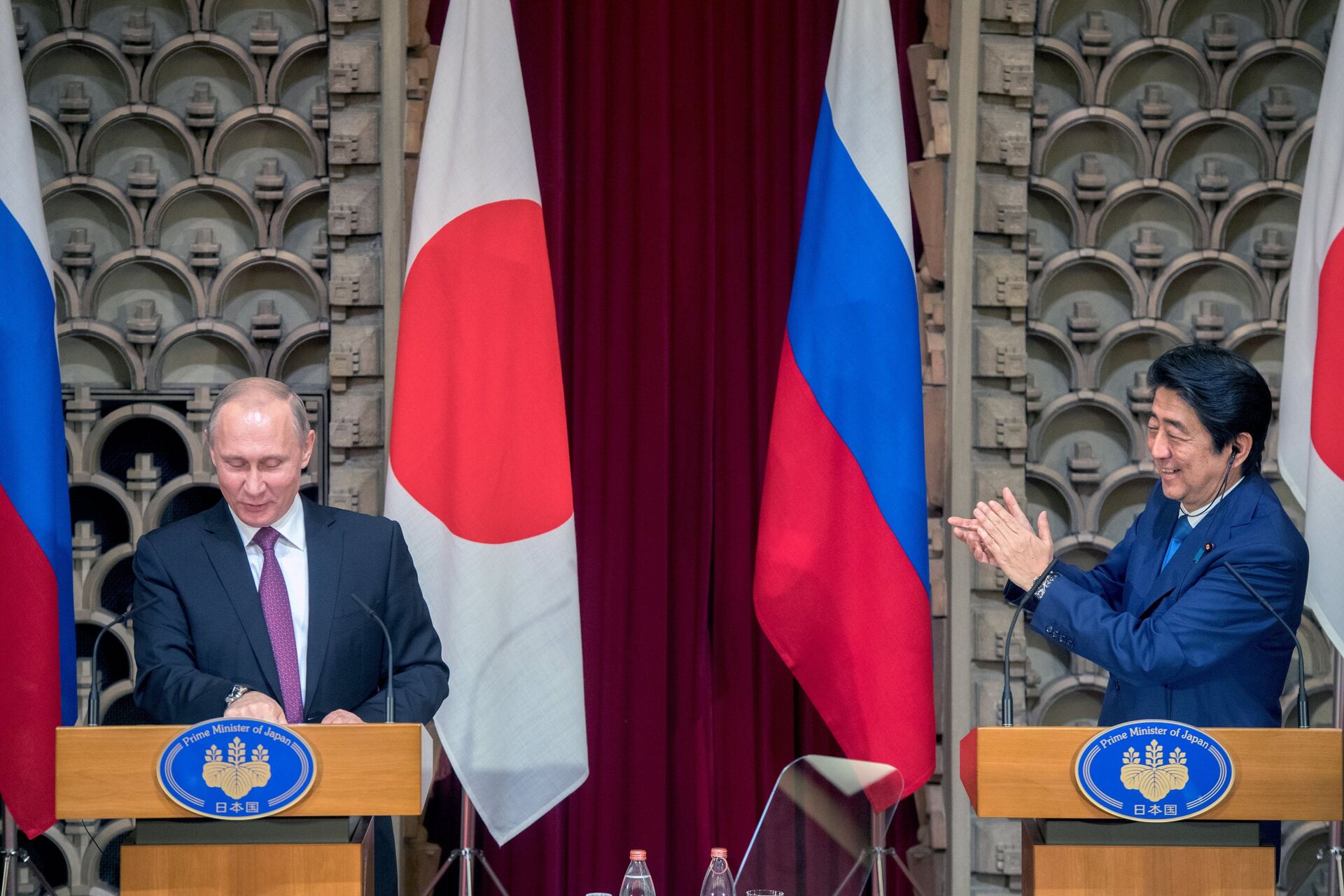 Президент РФ Владимир Путин и премьер-министр Японии Синдзо Абэ во время совместной пресс-конференции по итогам встречи в Токио - РИА Новости, 1920, 22.03.2022