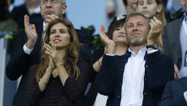 Роман Абрамович и его жена Дарья во время финального матча Лиги чемпионов между Баварией и Челси в Мюнхене, Германия.  2012 год