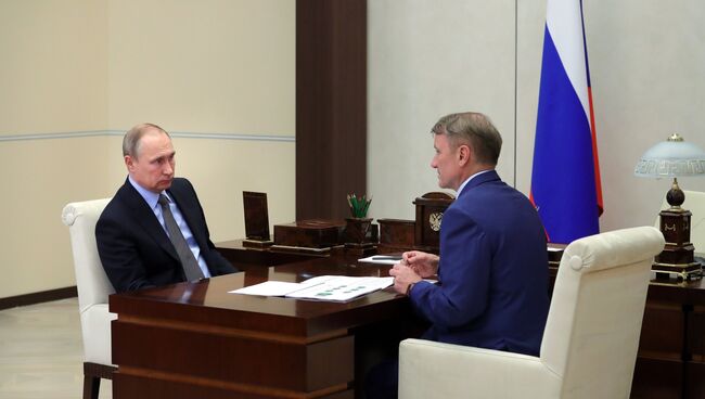 Президент РФ Владимир Путин и президент, председатель правления Сбербанка России Герман Греф во время встречи. 7 августа 2017