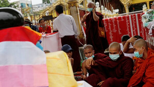 Буддийские монахи и националисты протестуют против правительства в городе Янгон, Мьянма. 3 августа 2017