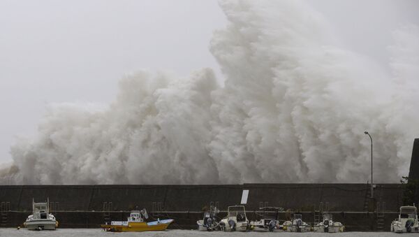 Волны, поднятые тайфуном Нору на побережье города Аки в Японии. 7 августа 2017