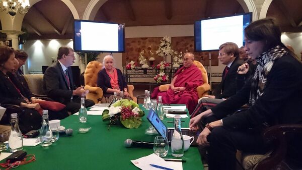 Далай-лама XIV и российские ученые на конференции в Дели