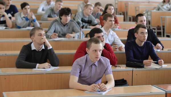 Студенты на занятиях в Южно-Уральском государственном аграрном университете в Челябинске. Архивное фото