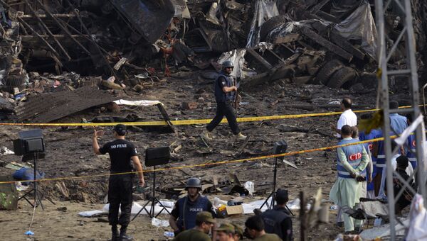 Сотрудники пакистанской службы безопасности на месте взрыва бомбы . Архивное фото
