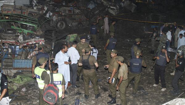 Сотрудники пакистанской службы безопасности на месте взрыва бомбы в Лахоре. 7 августа 2017