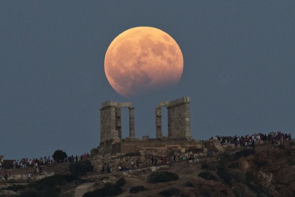 Частичное лунное затмение на мысе Сунион, Греция
