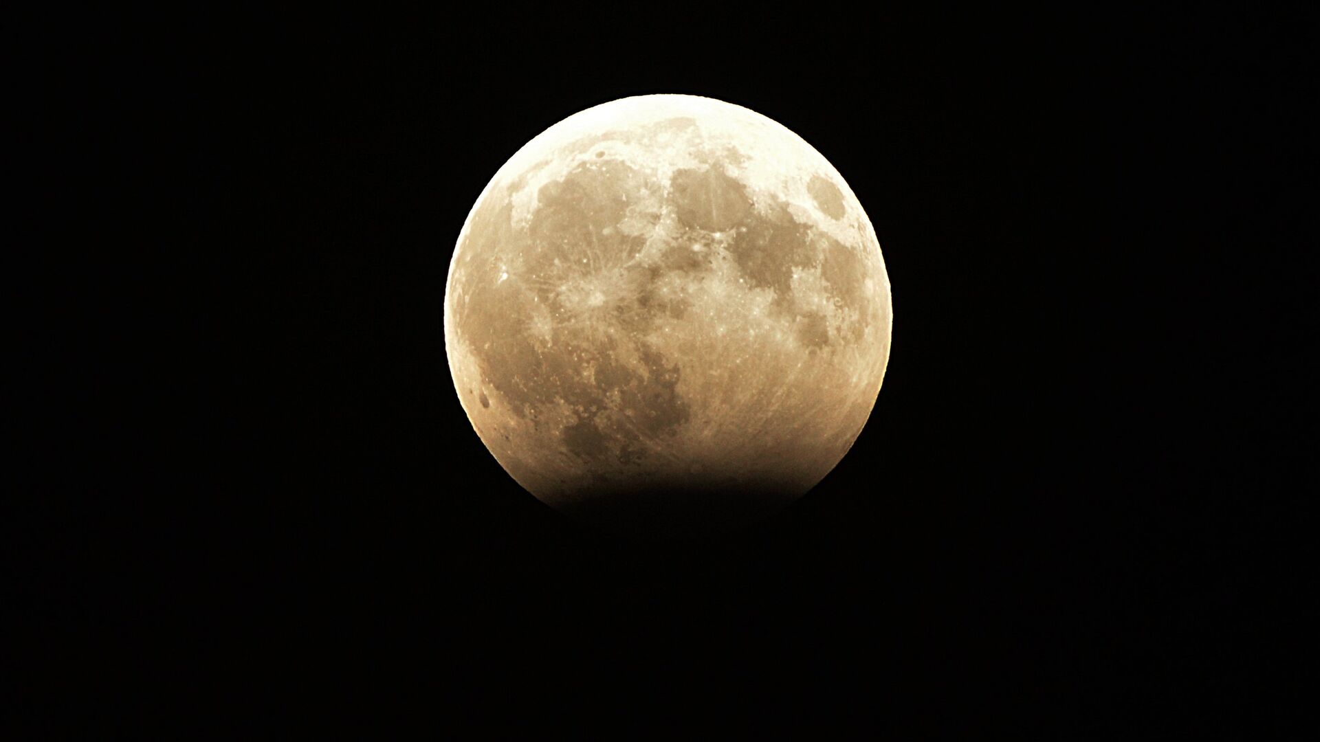 Фаза частичного лунного затмения, наблюдаемая в Грозном. 8 августа 2017 - РИА Новости, 1920, 30.04.2021
