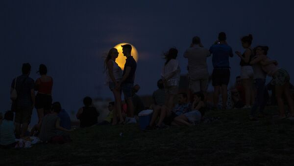 Частичное лунное затмение над парком Серро-дель-Тио-Пио в Мадриде
