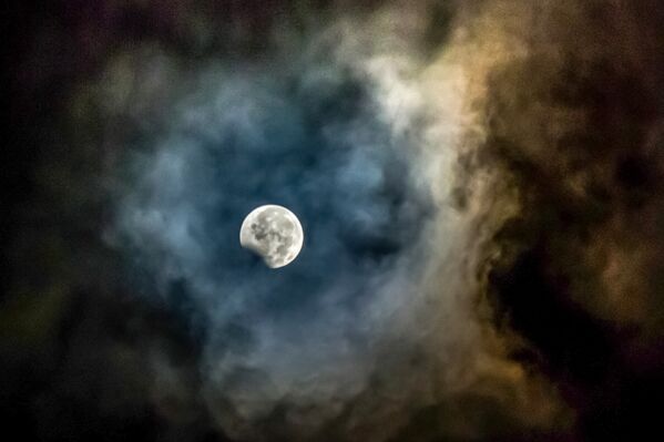 Частичное лунное затмение над провинцией Северная Суматра, Индонезия