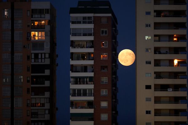 Частичное лунное затмение над Малагой, Испания