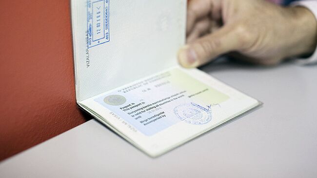 Выездная виза в паспорте гражданина Узбекистана. Архивное фото